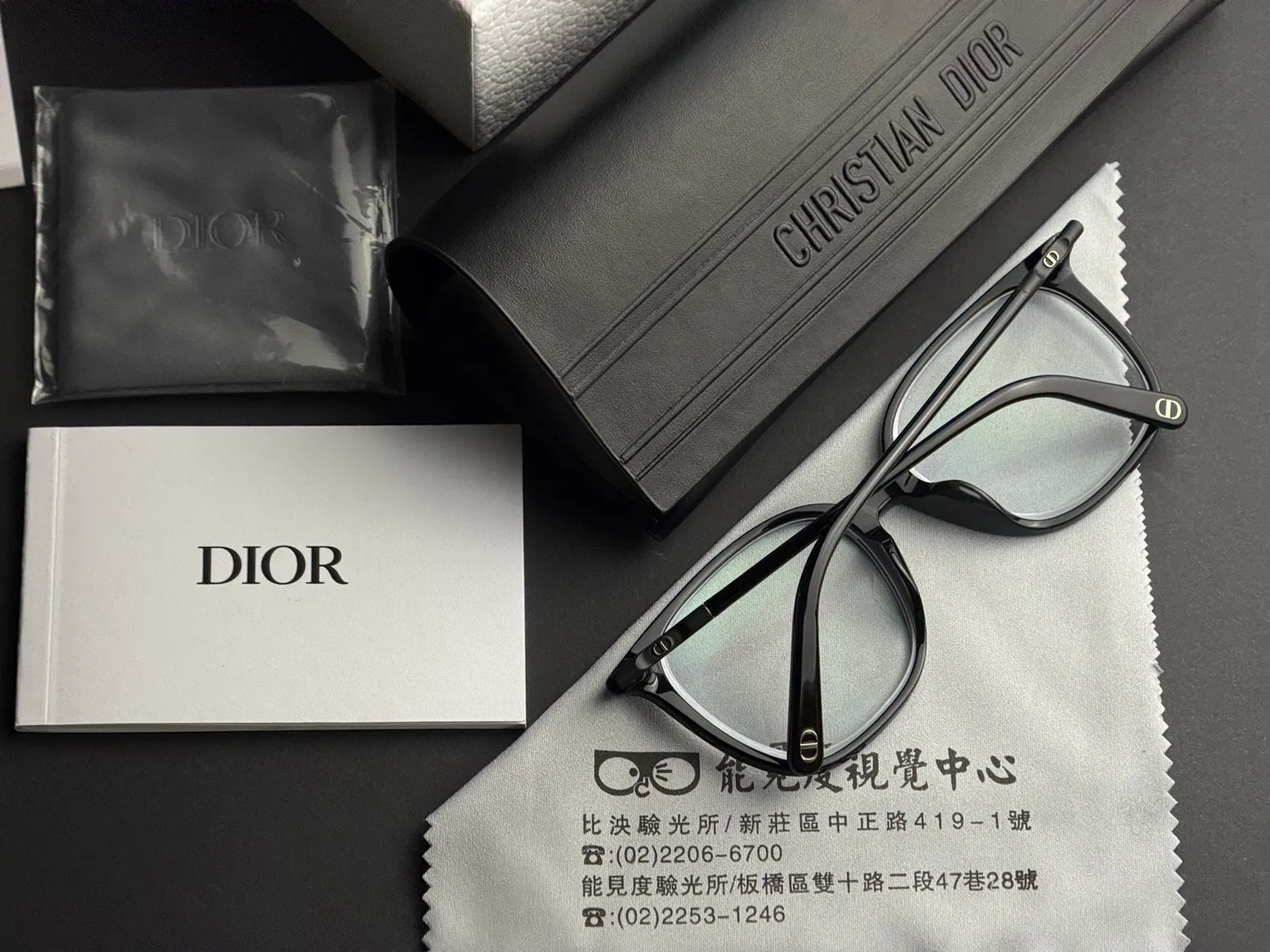 Christian Dior｜Christian Dior 經典方框，都會知性的代表作｜能見度視覺中心 新莊板橋