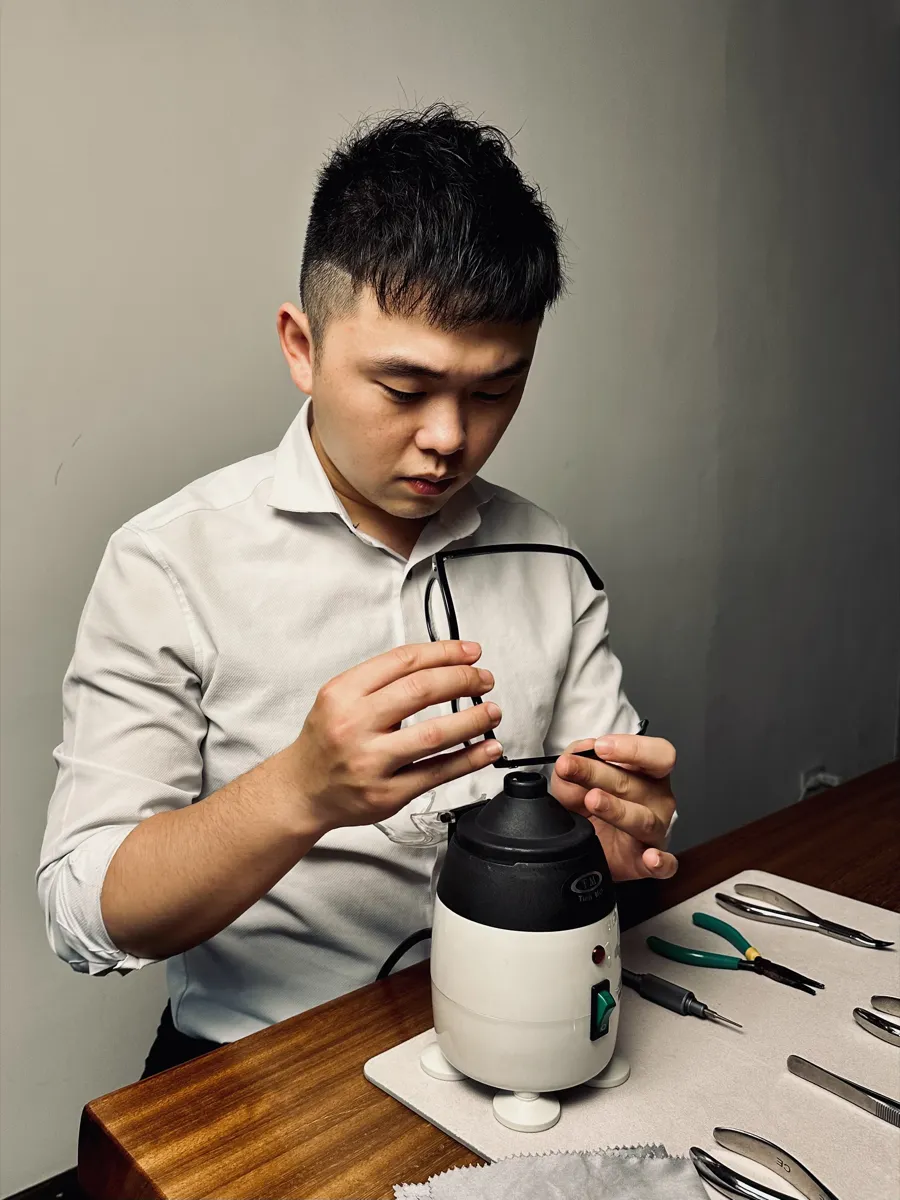 YoYo 驗光師調整鏡架 能見度視覺中心 比泱驗光所 新莊驗光